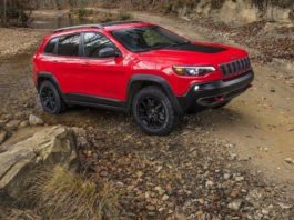2019 jeep cherokee попадает в сцену в детройте 홈 페이지