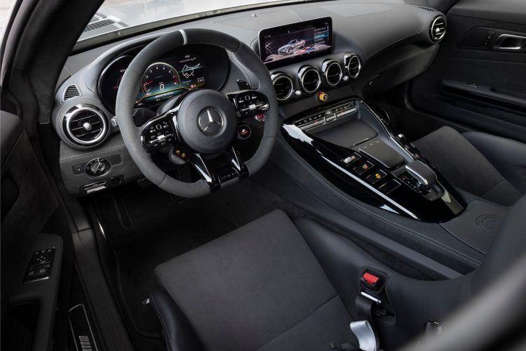 Mercedes-AMG GT R PRO: быстрый взгляд на эту гусеничную машину