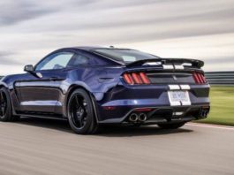 Модернизированный mustang shelby gt350 приближается Pagina de pornire
