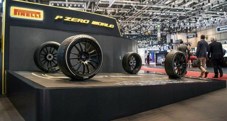 Витрины Pirelli «Кибер-автомобиль» в Женеве