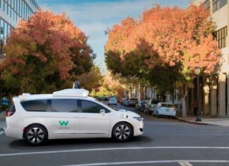 Пасивно шофиране без шофьор за клиенти, които вече са налични на Chrysler Pacifica