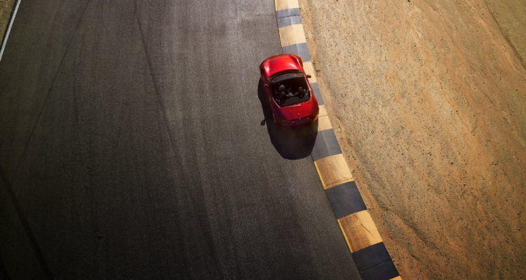 Может ли Mazda MX-5 Miata обогнать один из самых величайших мускул каров в истории?