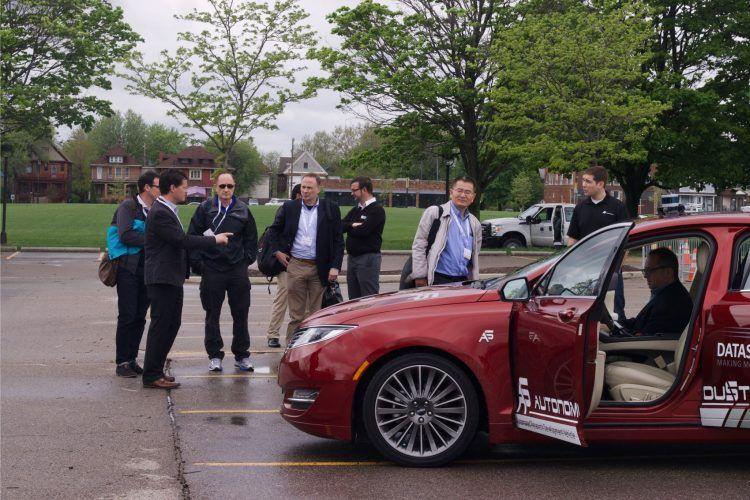 Участники конференции по автономному вождению AutoSens Detroit готовятся к демонстрации самостоятельного вождения автомобиля в рамках мероприятия в прошлом году. В кампусе Университета штата Уэйн была проложена трасса, где слушатели могли ознакомиться с технологиями из первых рук. Фото: Алекс Хартман для Sense Media.