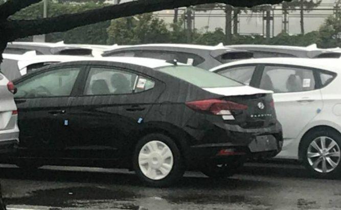 Hyundai Elantra Facelift Spied Не замаскированный (Обновлено)