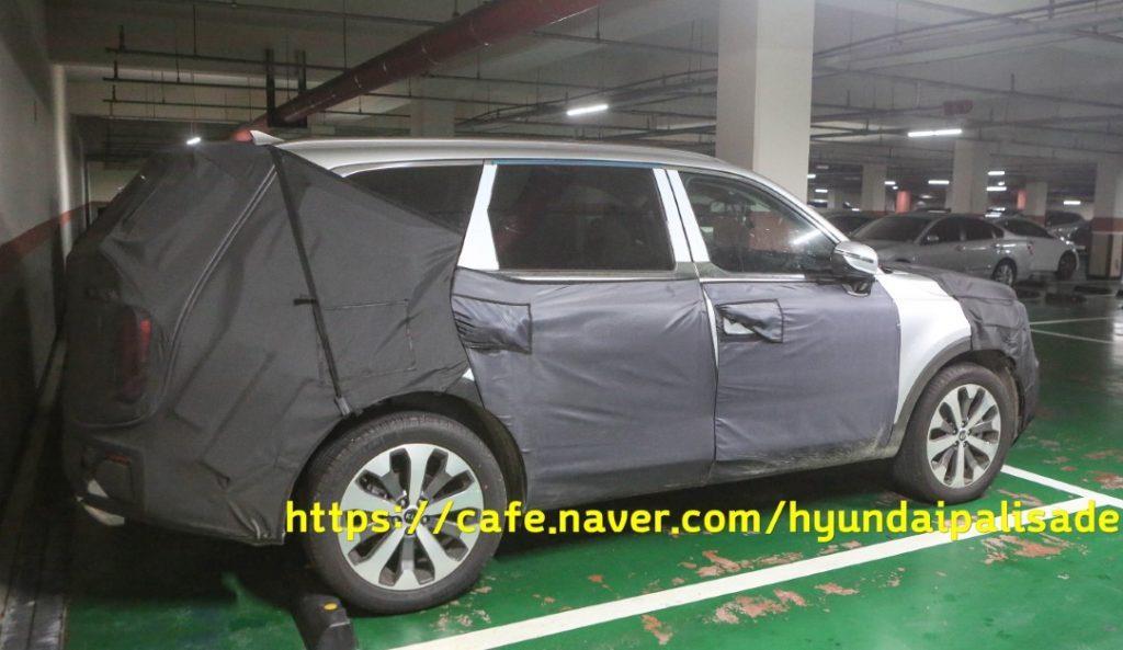 Kia Telluride espiado dentro de un estacionamiento en Seúl