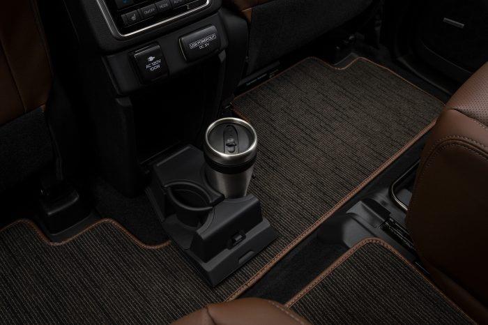 В Subaru Ascent 2019 есть подстаканники, удобно расположенные у рукоятки тормоза