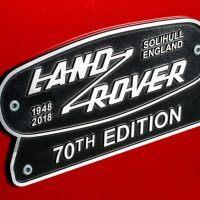 Land Rover - ограниченное издание V8 Defender Caps Anniversary Celebration