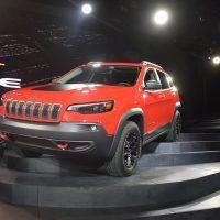 2019 Jeep Cherokee попадает в сцену в Детройте