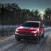 2019 Jeep Cherokee попадает в сцену в Детройте