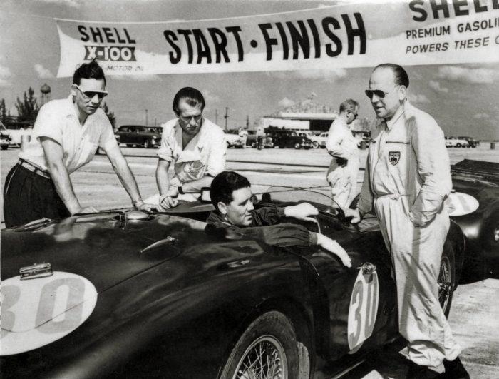Состав команды Aston в Себринге в 1953 году. Джордж Абекассис, Питер Коллинз, Джефф Дюк и Редж Парнелл.