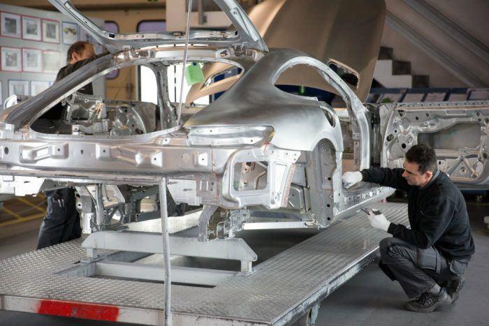 Сотрудники по контролю качества осматривают алюминиевый корпус для будущего автомобиля Mercedes-Benz в Вайнсберге, Германия.