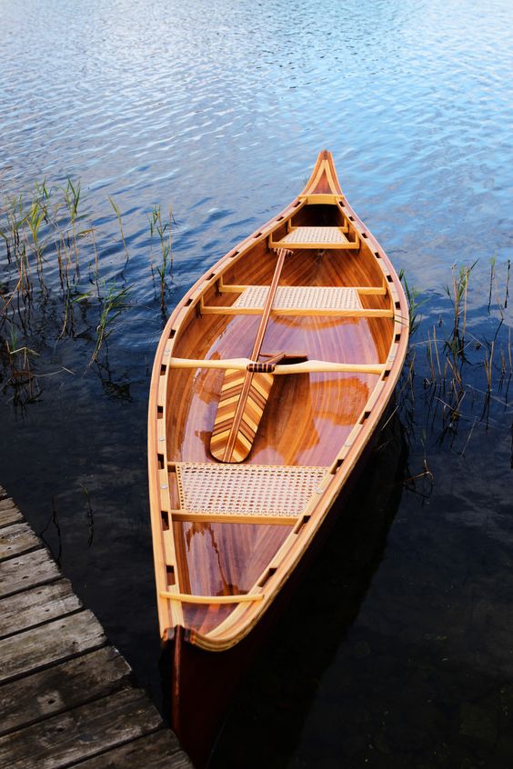 Как сделать лодку своими руками из дерева? Это очень просто.