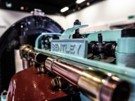 Программа учеников bentley восстанавливает ревущий двигатель 20-х годов Page d'accueil