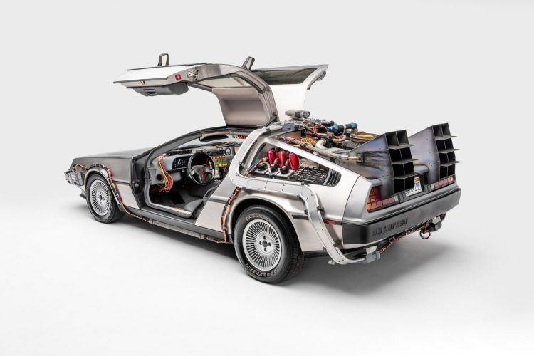 На выставке Hollywood Dream Machines будет представлена ​​знаменитая машина из фильма DeLorean, из серии «Назад в будущее». Это не просто автомобиль, а машина времени.