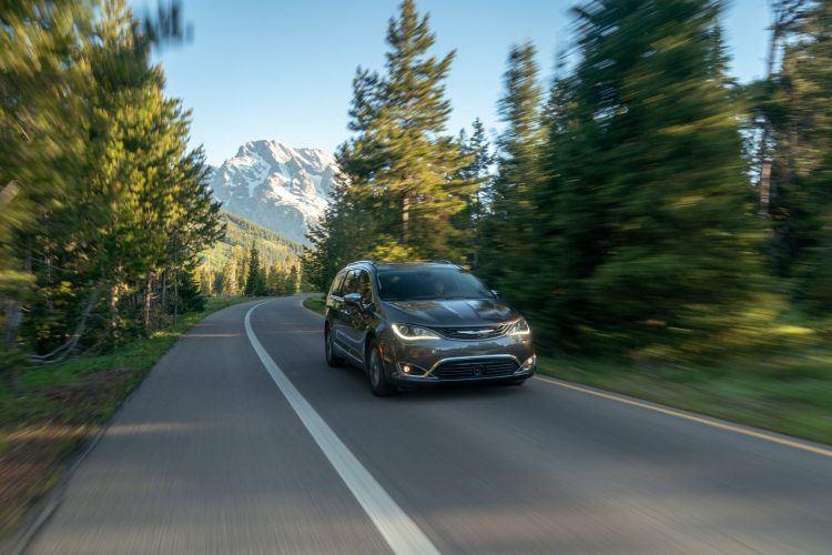 Обзор Chrysler Pacifica Hybrid Limited 2019: отлично подходит для семей