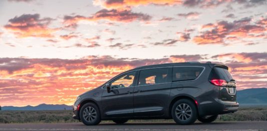 Обзор chrysler pacifica hybrid limited 2019: отлично подходит для семей 홈 페이지