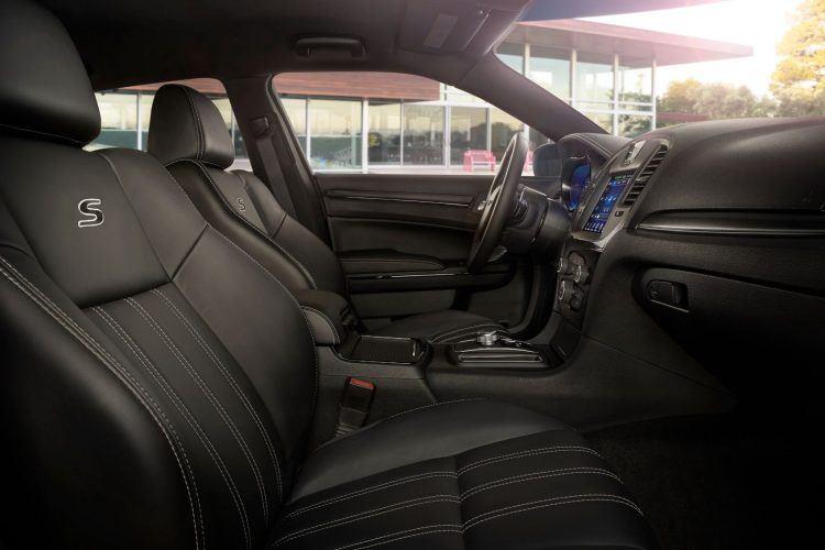Салон Chrysler 300 2019, салон.