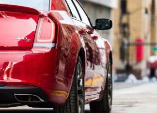 Recenzja Chryslera 300 2019: niedrogi samochód dla kadry kierowniczej