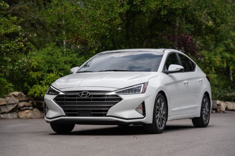 Цена на Hyundai Elantra 2019 года стартует с 17 885 долларов США