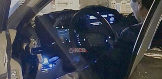 Внутренняя съемка genesis gv80 показывает широкоэкранный и цифровой кластер Pagina de pornire