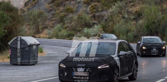 Hyundai i30 facelift spied: первые фото в камуфляже ホームページ