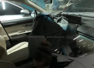 Genesis GV70, заснет отвътре, показва големия широкоекранен дисплей