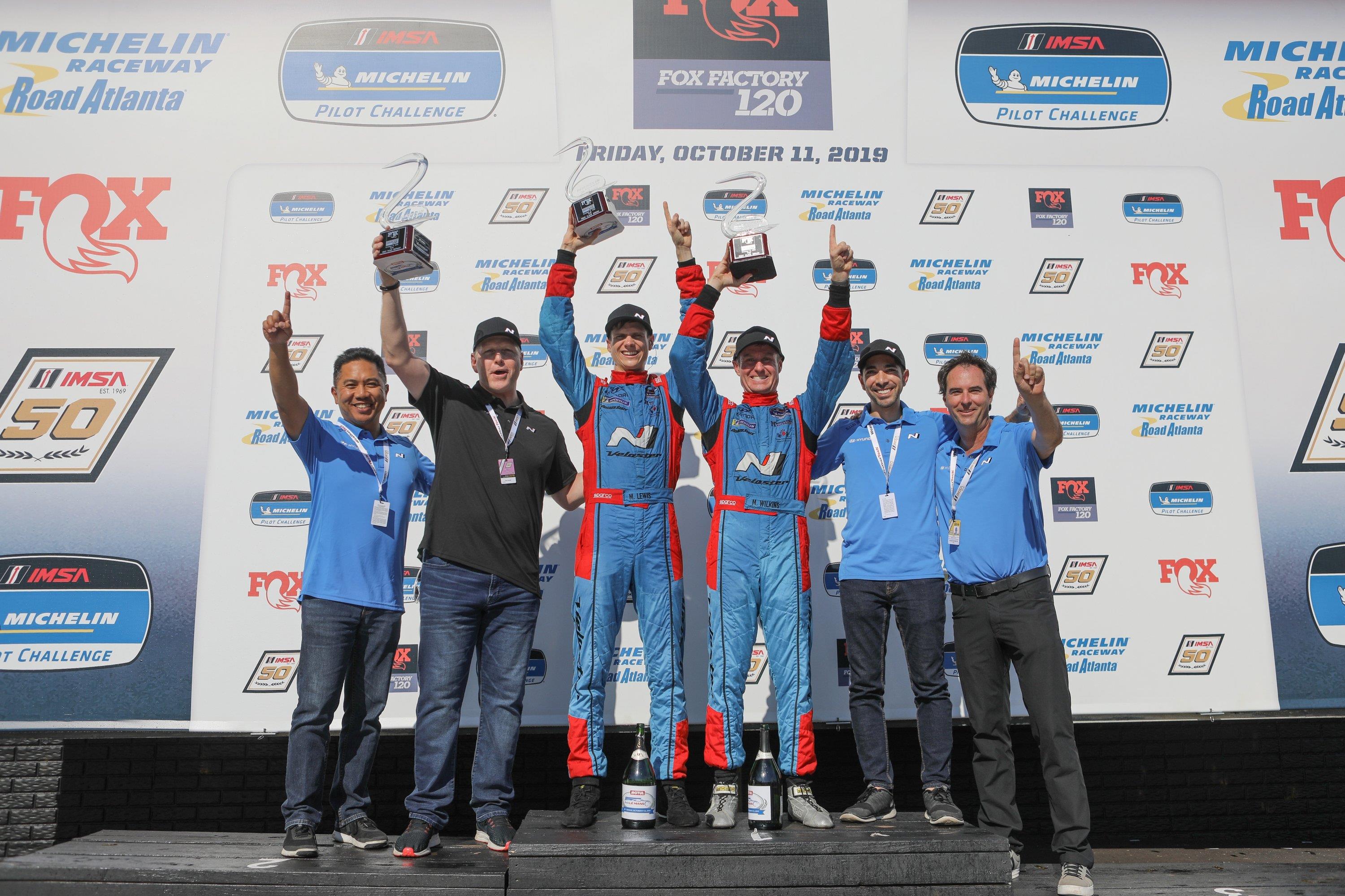 Марк Уилкинс и Майкл Льюис выигрывают чемпионат IMSA Michelin Pilot Challenge 2019 в гоночном автомобиле Hyundai Veloster TCR