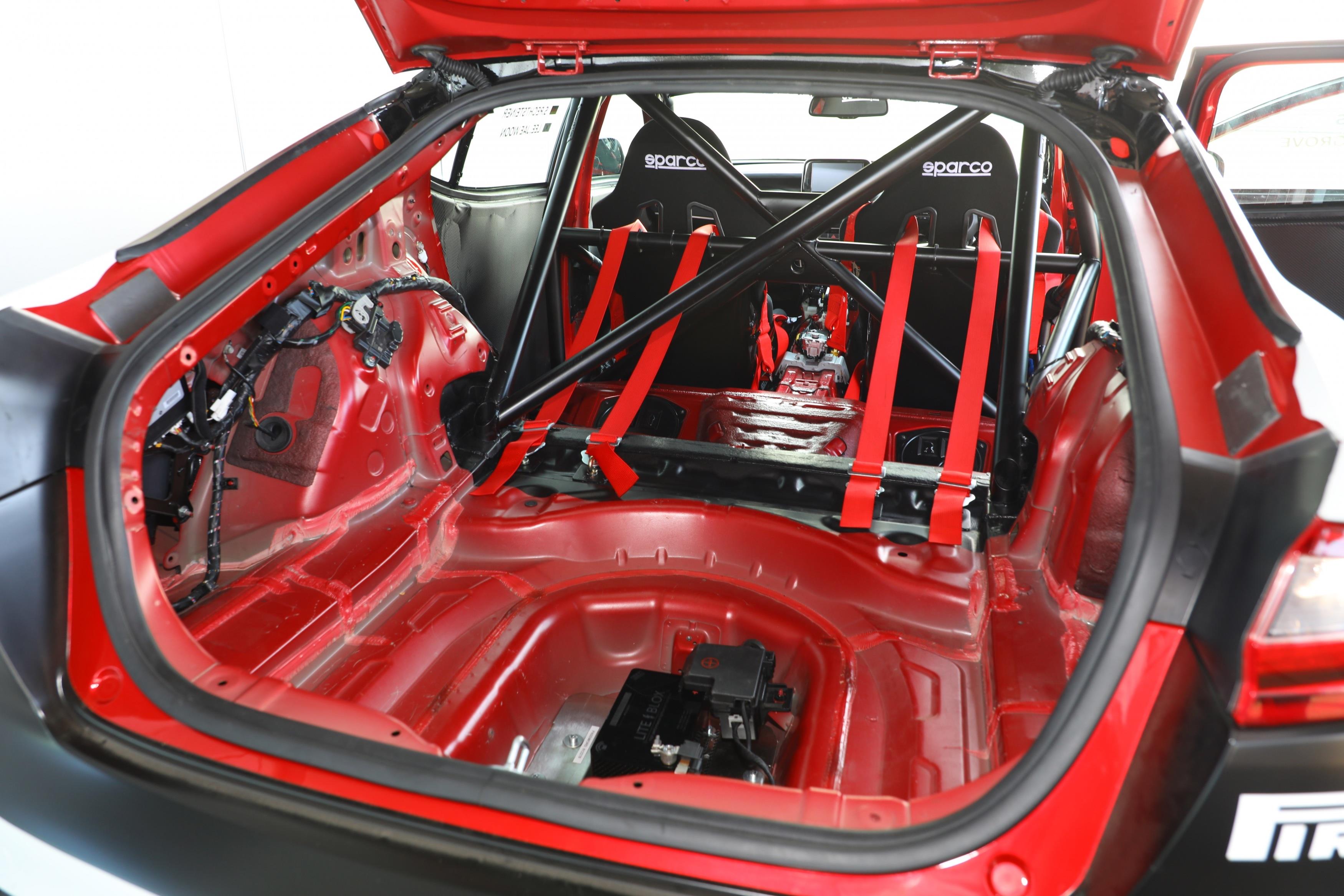 Kia UK представляет одноразовый трековый автомобиль Stinger GT420
