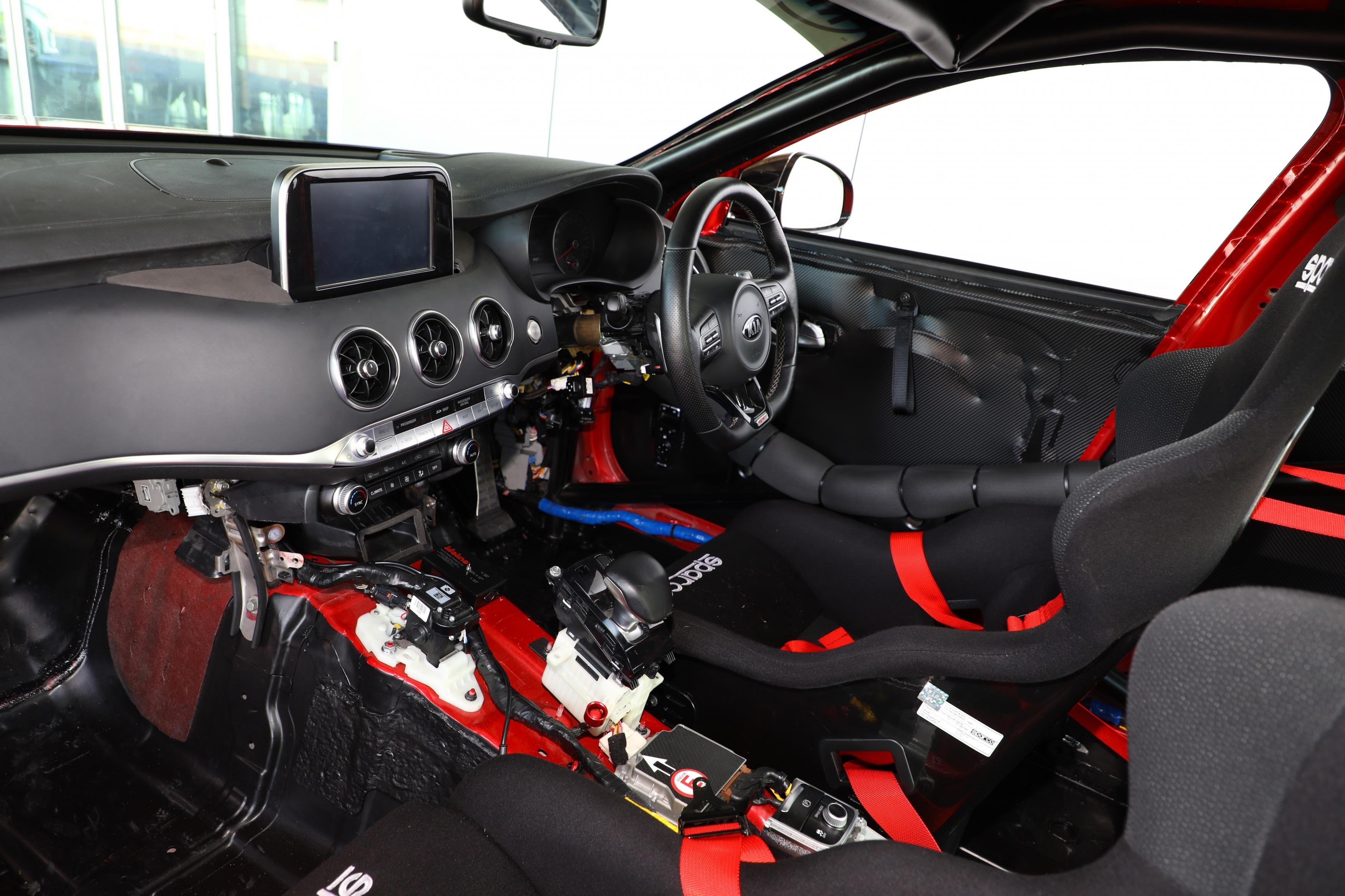 Kia UK представи еднократен пистов автомобил Stinger GT420