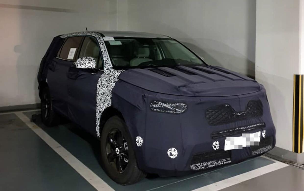New spy shots of 2020 Kia Sorento Spied Inside in the car park
