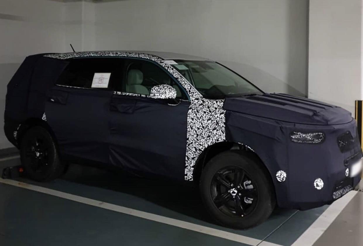 Новые шпионские снимки 2020 Kia Sorento Spied Inside на автостоянке