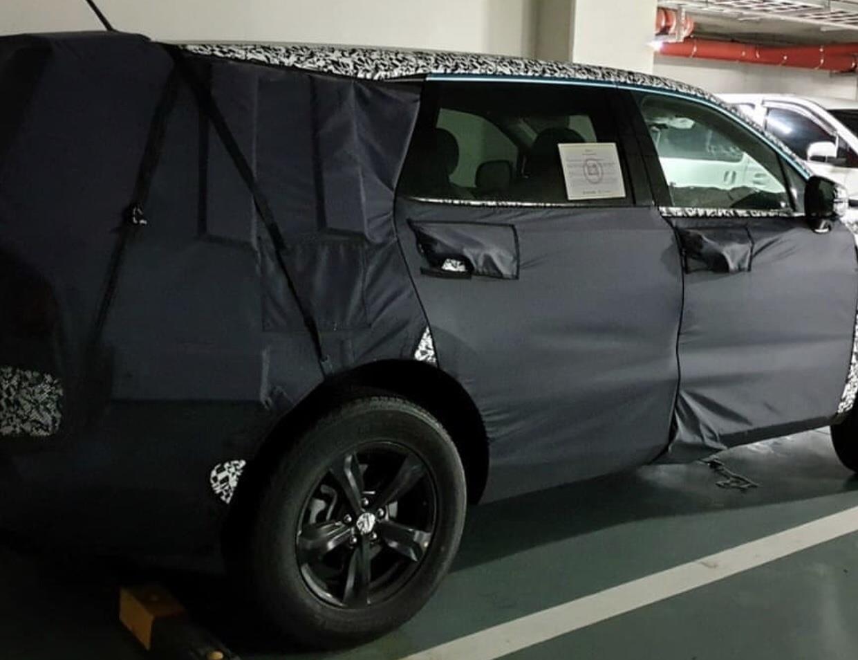 Noi fotografii spion cu Kia Sorento 2020 spionată în interior în parcare
