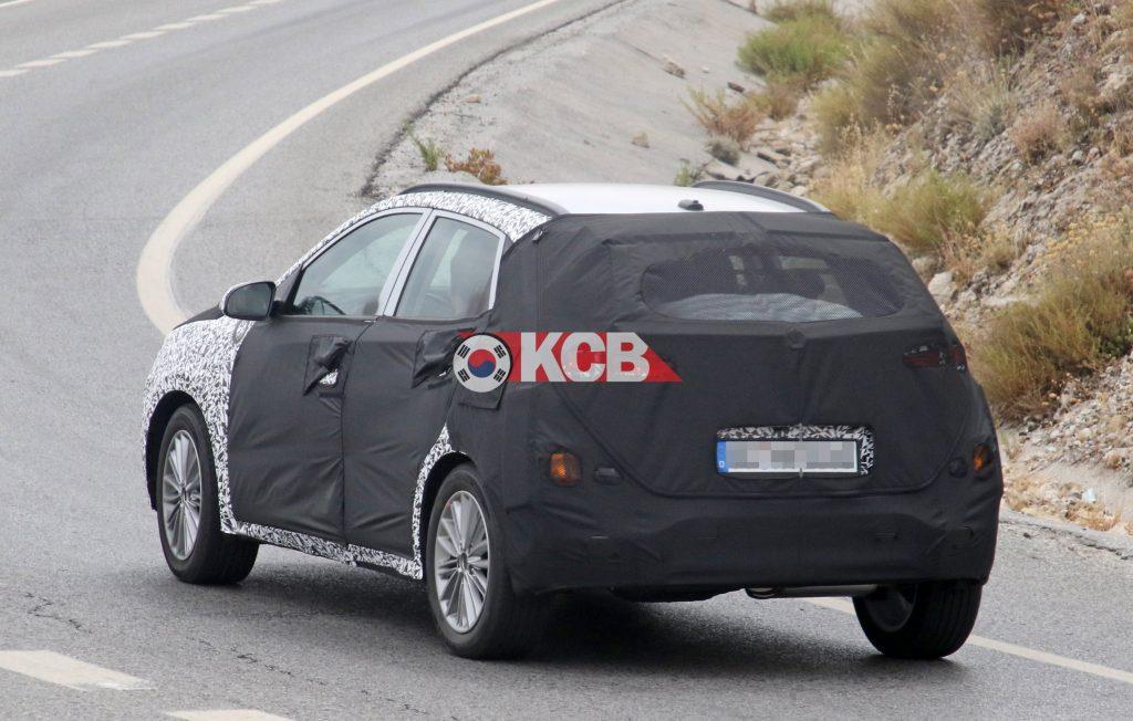 Hyundai Kona PHEV шпионит за меньшим количеством камуфляжа