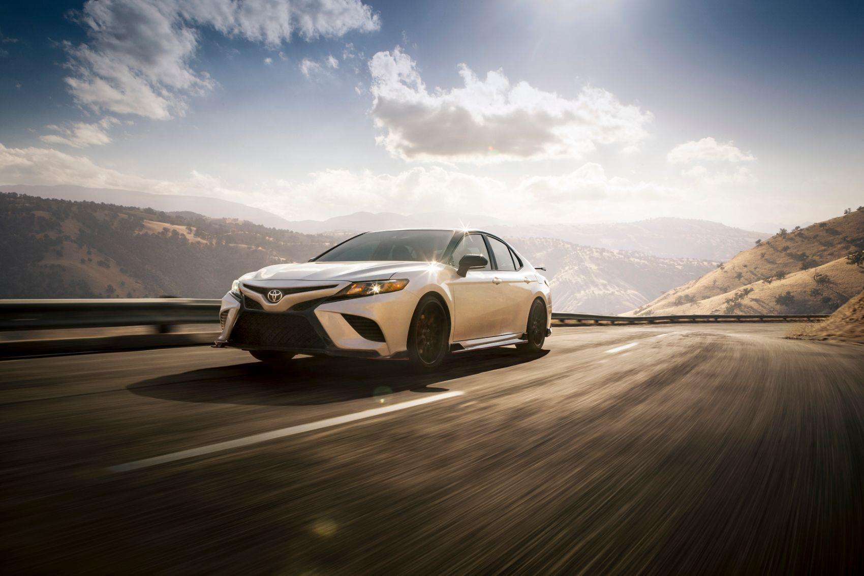 Обзор Toyota Camry TRD 2020 года: этот настроенный на трек седан оживит ваши ежедневные поездки