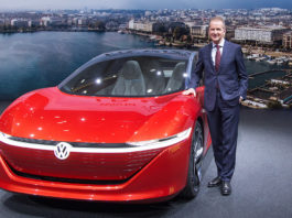 Volkswagen – премиальная марка автомобилей для каждого Герберт дисса на фоне электрокара-концепта vw