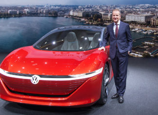 VOLKSWAGEN – PREMIUM-AUTOMERKKI KAIKILLE Герберт Дисса на фоне электрокара-концепта VW
