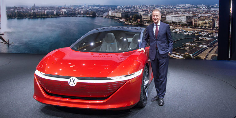 Герберт Дисса на фоне электрокара-концепта VW